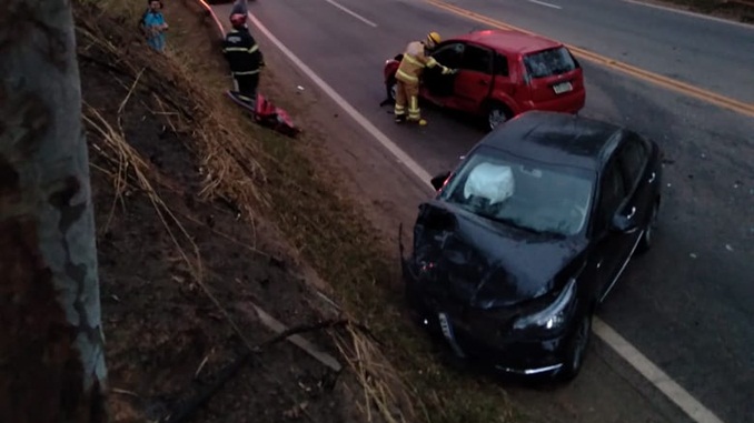 Acidente automobilístico envolvendo dois veículos, na BR-040