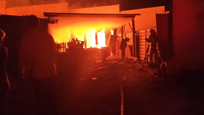 Bombeiros de São João del-Rei combatem incêndio que atingiu marcenarias em Santa Cruz de Minas