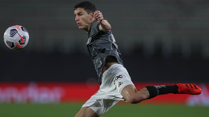 Com a ‘lei do ex’, Atlético bate River Plate no Monumental de Nuñez