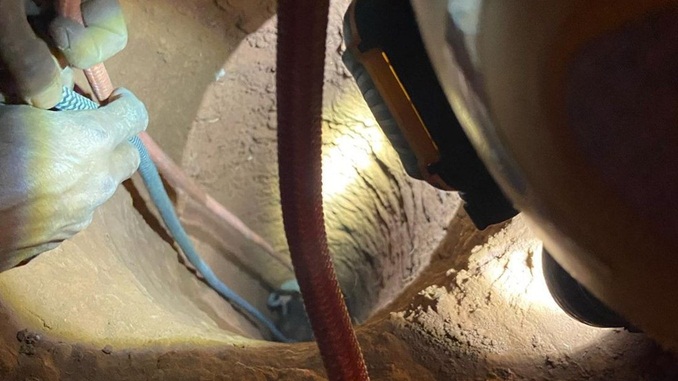 Criança de 2 anos é resgatada após cair em buraco de 4 metros em Uberlândia