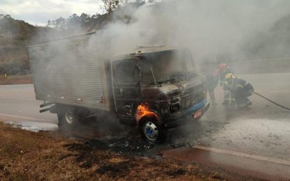 Caminhão transportando produtos de limpeza pega fogo na BR-040