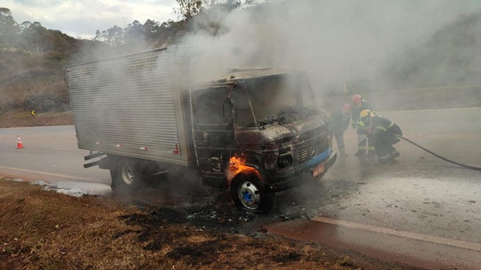 Caminhão transportando produtos de limpeza pega fogo na BR-040
