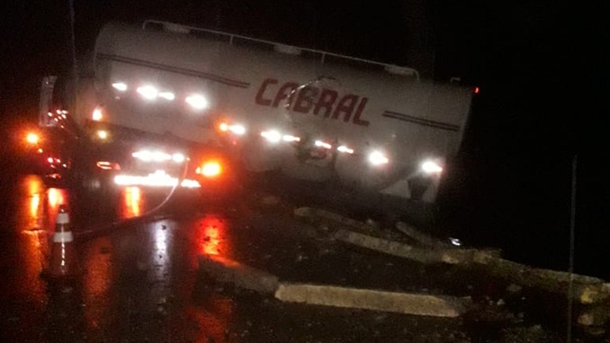 Colisão entre duas carretas na MG 448, após a cidade de Santa Bárbara do Tugúrio