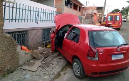 Motorista perde controle de carro e bate em muro
