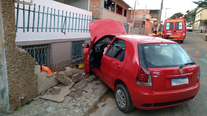 Motorista perde controle de carro e bate em muro
