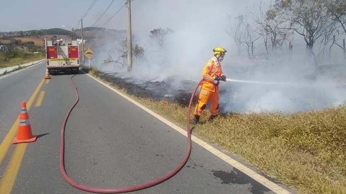 Bombeiros combatem incêndio em vegetação próximo à BR-265