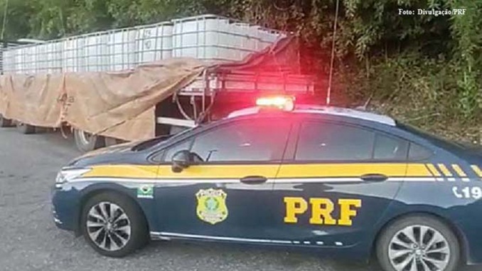 PRF apreende cargas de cachaça e leite sem nota fiscal, procedentes de Alto Rio Doce e Carandaí