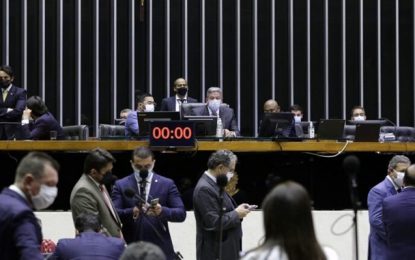 Câmara aprova reforma eleitoral em 2º turno e autoriza volta das coligações