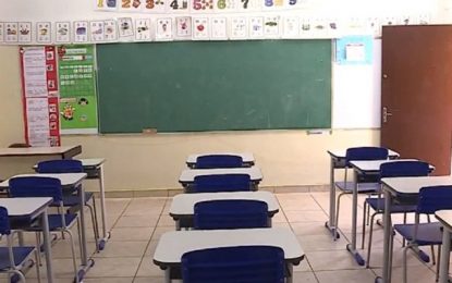 Ministério da Educação pede volta às aulas e garante que profissionais já estão quase 100% vacinados