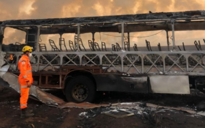 Trabalhador morre após incêndio em canavial atingir ônibus em Ituiutaba