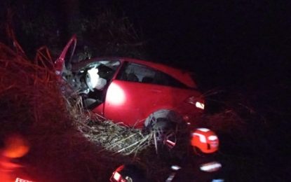 Bombeiros resgatam família após carro cair em ribanceira