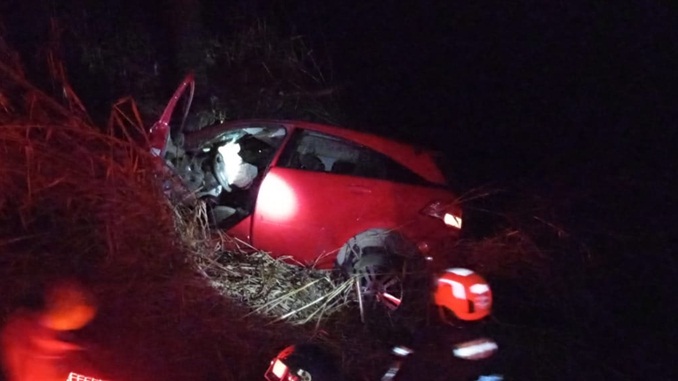 Bombeiros resgatam família após carro cair em ribanceira