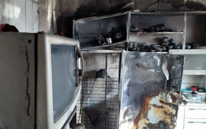 Bombeiros atendem ocorrência de incêndio em residência