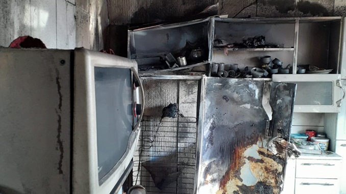 Bombeiros atendem ocorrência de incêndio em residência
