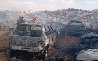 Incêndio em lote vago atinge veículos para desmanche, no Bairro Santo Antônio em Barbacena