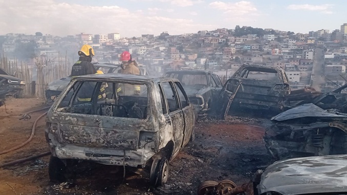 Incêndio em lote vago atinge veículos para desmanche, no Bairro Santo Antônio em Barbacena