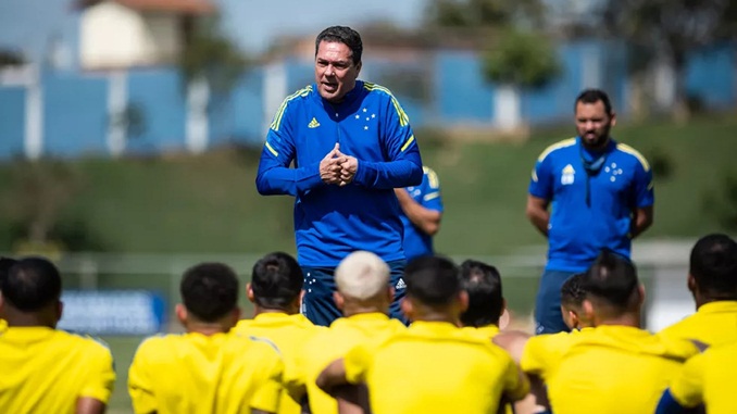 Cruzeiro duela com Vitória visando reação na Série B do Brasileirão