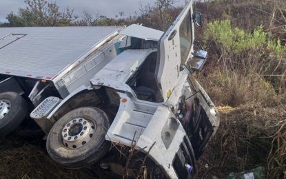Bombeiros atendem acidente de caminhão com vítima presa às ferragens na BR-265