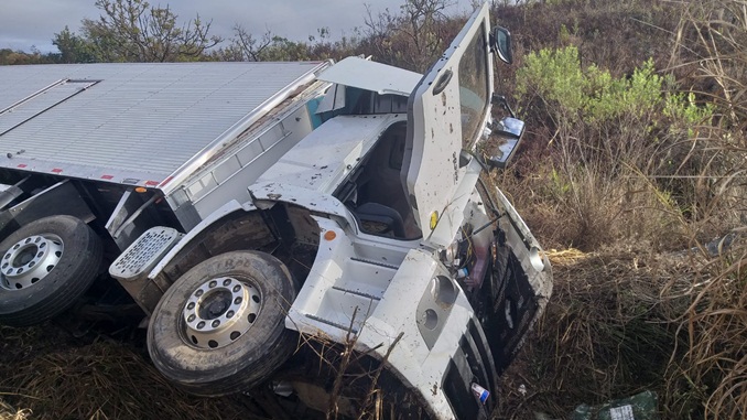 Bombeiros atendem acidente de caminhão com vítima presa às ferragens na BR-265