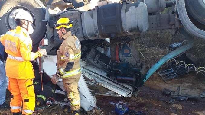 Bombeiros atendem acidente de carreta com vítima fatal na BR-265