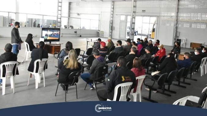 Setor de transporte realiza treinamento para o retorno seguro as aulas nos veículos escolares