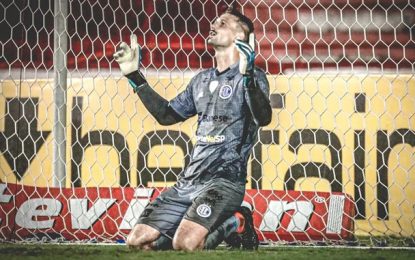 Emprestado pelo Galo, Michael se destaca e conquista titularidade no Confiança