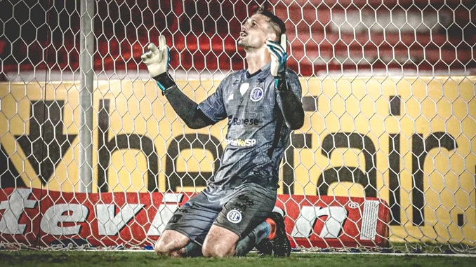 Emprestado pelo Galo, Michael se destaca e conquista titularidade no Confiança