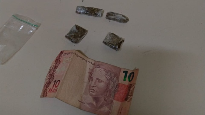 Menor é apreendido com maconha no Bairro Santa Efigênia, em Barbacena