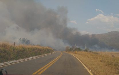 Bombeiros e brigadistas combatem incêndio de grandes proporções próximo à Serra do São José