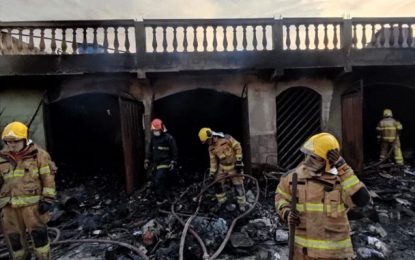 Bombeiros atua em incêndio de grande proporção no bairro Queluz em Conselheiro Lafaiete