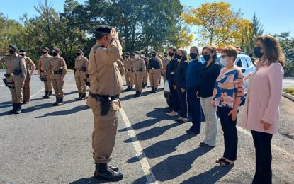 PMMG encerra semana de comemorações à inclusão da mulher com entrega de moeda comemorativa