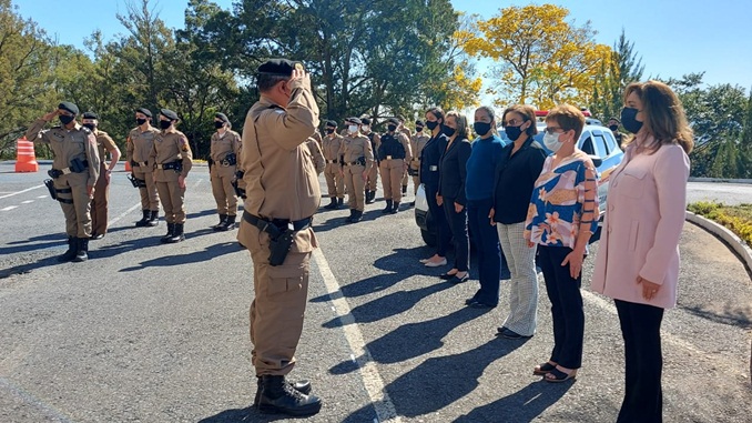 PMMG encerra semana de comemorações à inclusão da mulher com entrega de moeda comemorativa