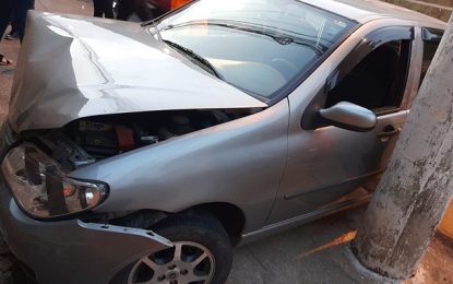 Condutora perde o controle da direção de veículo e atinge muro na Rua Cesário Alvim em Barbacena