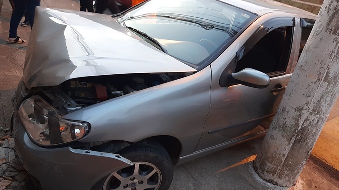 Condutora perde o controle da direção de veículo e atinge muro na Rua Cesário Alvim em Barbacena