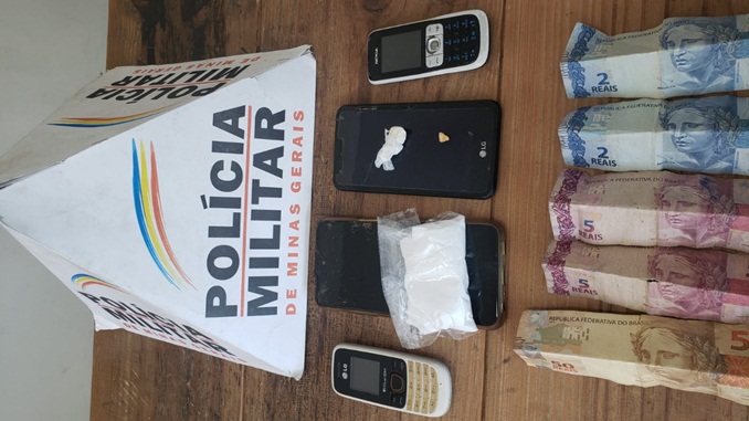 Após perseguição Polícia Militar prende homens com drogas no Bairro Caiçaras em Barbacena