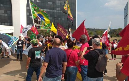 Manifestantes causam confusão em frente a sede do Governo de Minas