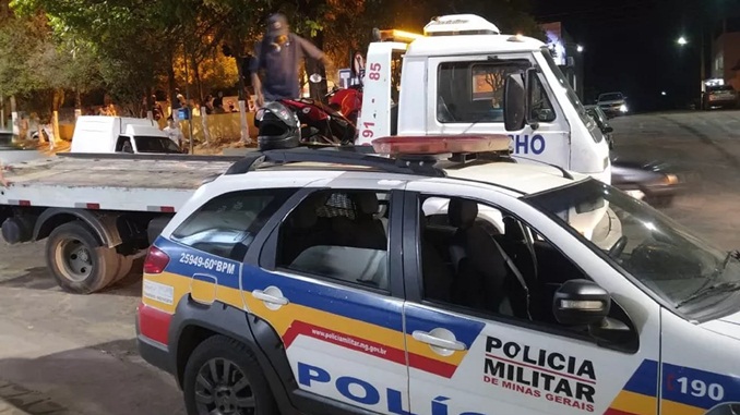 Rapaz é preso após empinar moto e atropelar um policial em Pitangui