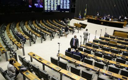 Deputados derrubam vetos a lei que suspende os despejos na pandemia