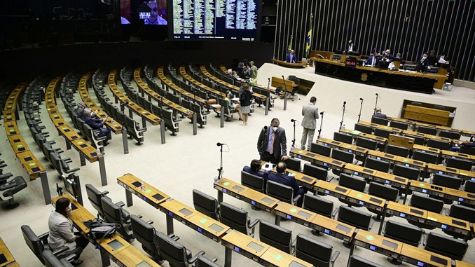 Deputados derrubam vetos a lei que suspende os despejos na pandemia