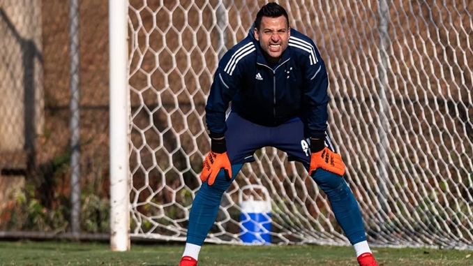 Com contrato perto do fim, futuro de Fábio ainda é incerto