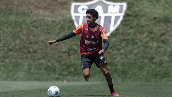 Keno volta aos treinos e pode ser novidade no jogo contra o Internacional