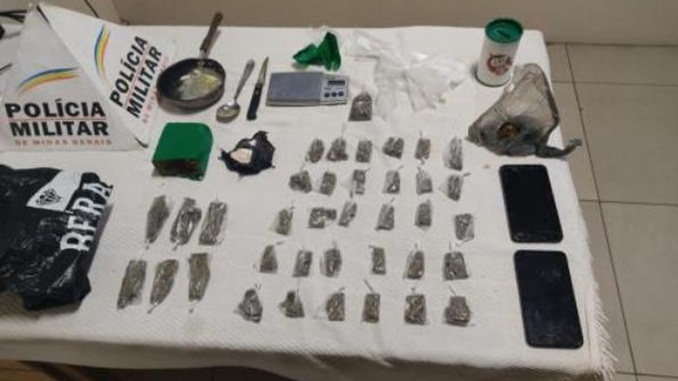 Autores são presos por tráfico de drogas no Bairro Santa Efigênia em Barbacena