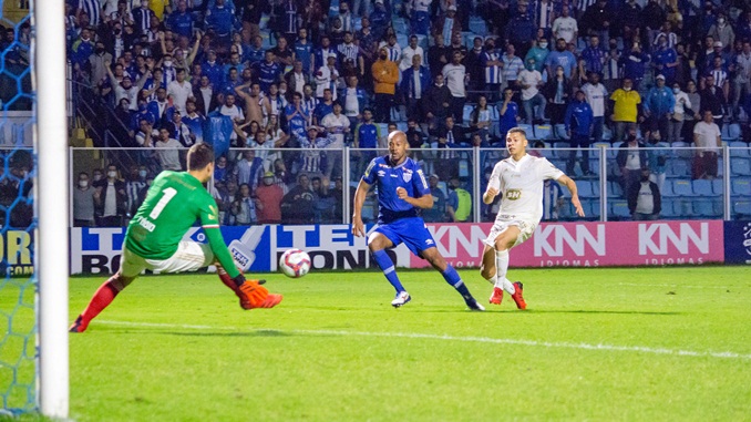 Avaí supera o Cruzeiro e permanece no G-4 da série B do Brasileiro