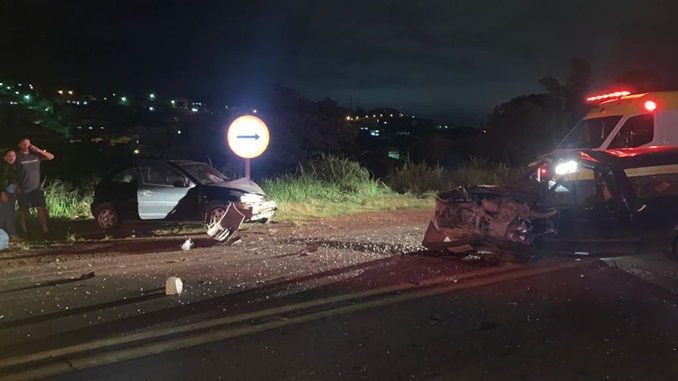 Colisão entre dois veículos deixa feridos na BR-040