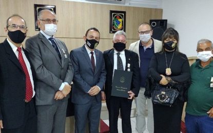 Delegado da Polícia Civil recebe honraria do legislativo municipal em Santos Dumont