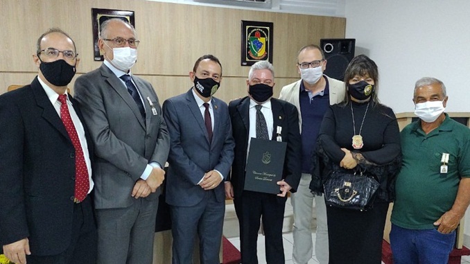 Delegado da Polícia Civil recebe honraria do legislativo municipal em Santos Dumont