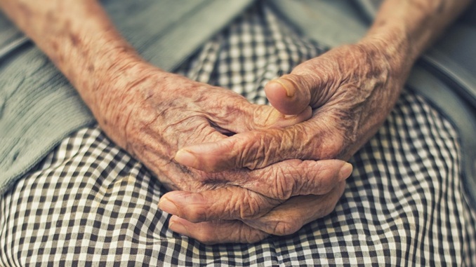 Filha arromba casa e agride a própria mãe, em Patos de Minas