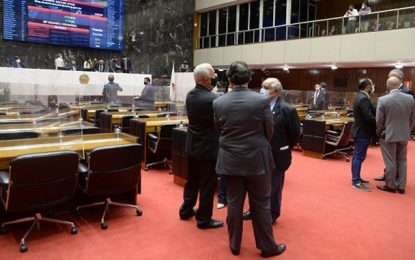Críticas à Copasa, Cemig e ao governo pautam Plenário da ALMG