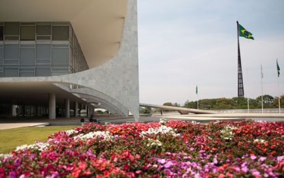 Auxílio Brasil: Bolsonaro aprova lei que cria novo programa social