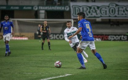 Com atuação impecável, Cruzeiro domina e vence o Coritiba fora de casa